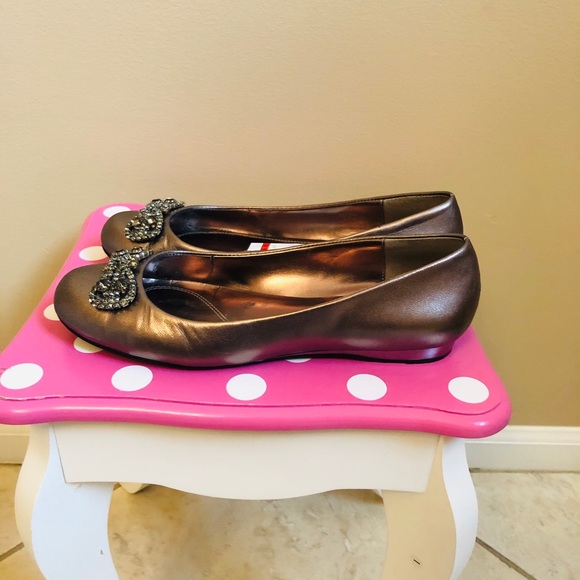 Tahari Silver Flats Size 6.5 - Picture 7 of 12